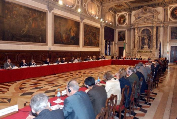Тотальное увольнение судей приведет к тяжелым последствиям — член Венецианской комиссии