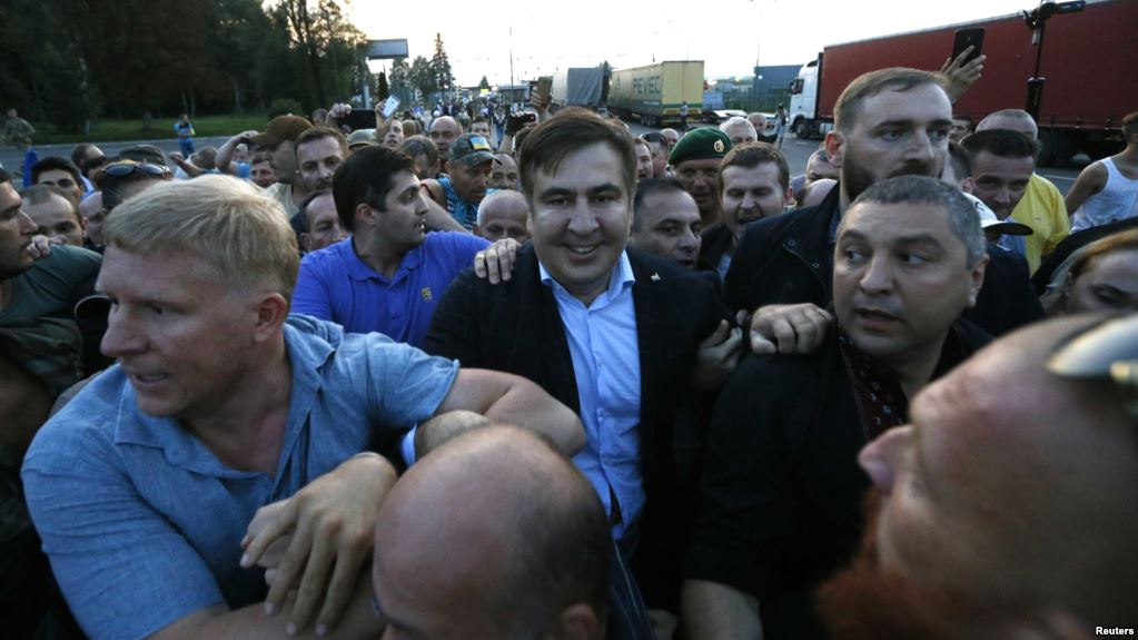 Михаилу Саакашвили, который организовал вооруженное открытое нападение группой лиц на государственную границу Украины с польской территории, генеральный прокурор лично гарантировал неприкосновенность