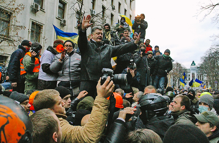 Народный депутат Петр Порошенко пытается успокоить протестующих рядом с Администрацией президента 1 декабря 2013 года. Фото: Kyiv Post / Павел Подуфалов
