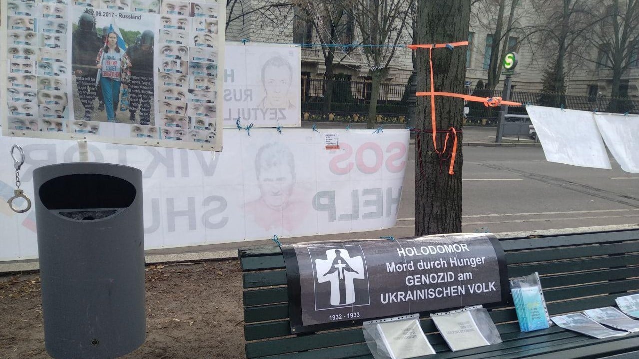 Акция протеста в Берлине. Экс-узник режима Восточной Германии требует освобождения украинских узников совести. Фото: Ракурс