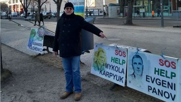 Акция протеста в Берлине. Экс-узник режима Восточной Германии требует освобождения украинских узников совести. Фото: Ronald Wendling / Facebook