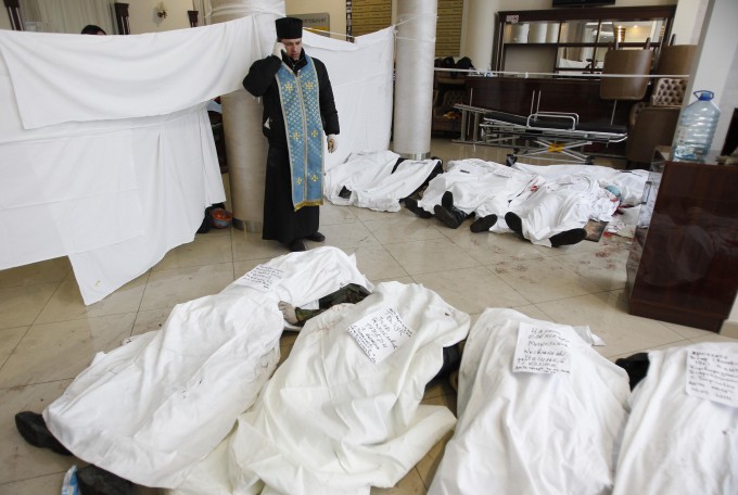 Тіла загиблих на підлозі у вестибюлі готелю «Україна». Фото: REUTERS / David Mdzinarishvili 