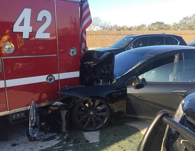 Tesla Model S врезался в пожарную машину. Фото: Instagram / culvercityfirefighters