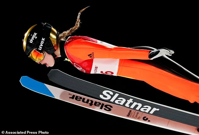 Фото: Ника Крижнар из Словении во время соревнований по прыжкам на лыжах среди женщин, 12 февраля