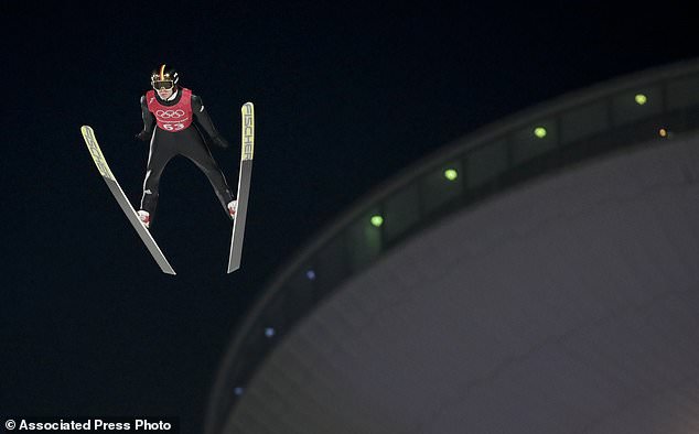 Фото: Андреас Веллингер из Германии поднимается в воздух во время тренировок в Пхенчхане, 14 февраля