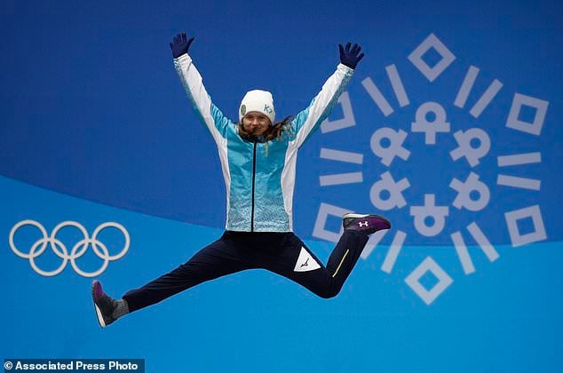 Фото: Жіноча бронзова призерка Юлія Галищева з Казахстану святкує свою перемогу під час церемонії нагородження , 12 лютого