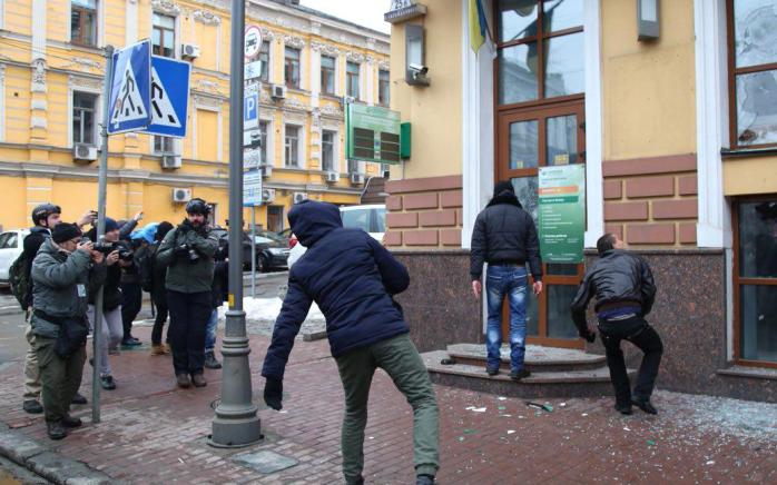 Активисты ОУН крушат «Сбербанк» в Киеве. Фото: «Громадське ТВ»