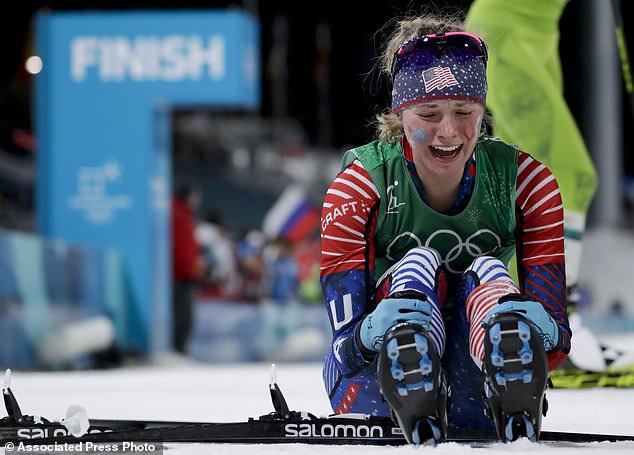 Американка Джессика Диггинс празднует победу на соревнованиях по лыжным гонкам