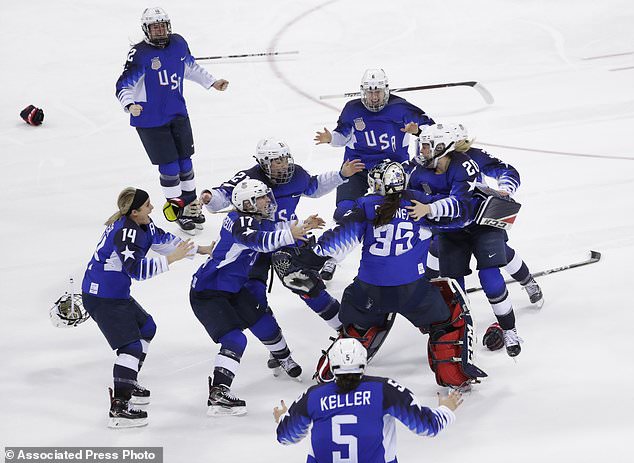Американська жіноча команда з хокею святкує тріумф над канадськими спортсменками