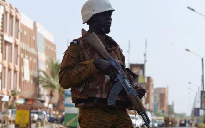 В Буркина-Фасо террористы атаковали правительственный квартал: семеро людей погибли (ВИДЕО)