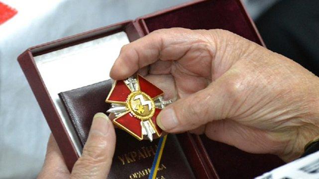 За мужність та вірність: Порошенко нагородив 12 військовослужбовців ЗСУ (ФОТО)