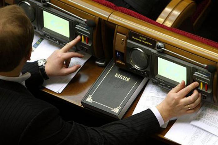 Кнопкодавство в Раде: депутат от партии «Видродження» проголосовал за шестерых (ВИДЕО)