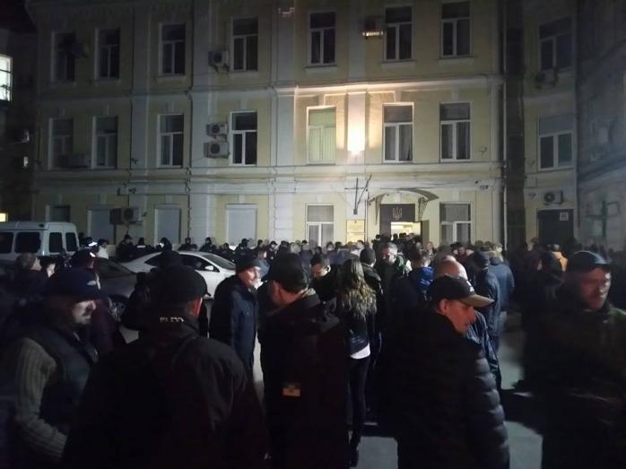 Майдановцу Бубенчику не избрали меру пресечения, под зданием суда произошел конфликт между активистами (ФОТО, ВИДЕО)