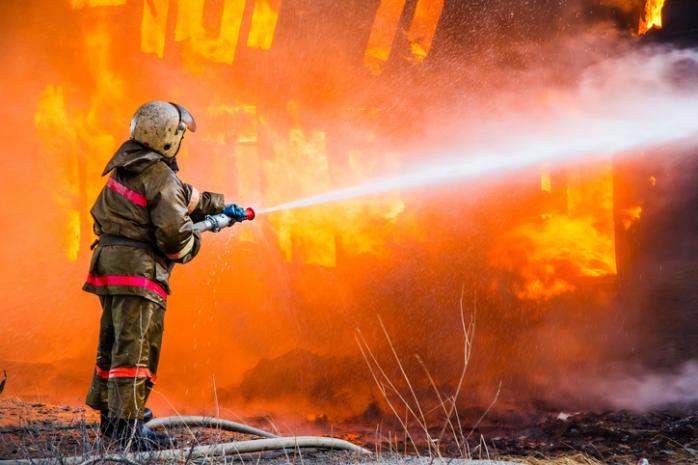 Пожар в Киеве: горит склад с бытовой химией (ФОТО)