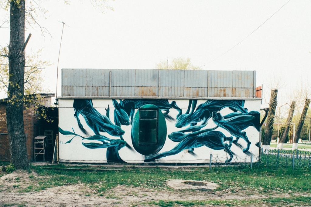 Фото: Первое граффити Чернобыля - португальский стрит-арт художник Антонио Коррейя разрисовал одну из стен центральной улицы