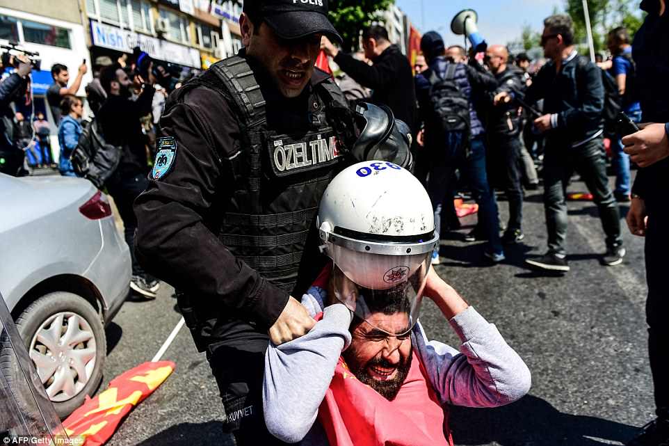 Фото: столкновения в Стамбуле, фото: dailymail