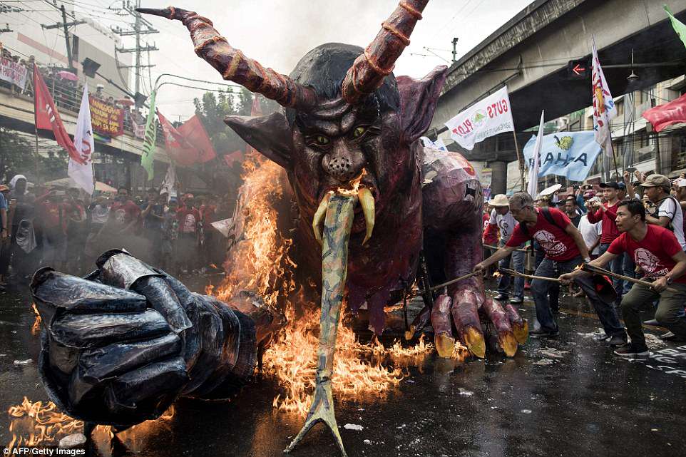 Фото: митинг в Маниле, dailymail