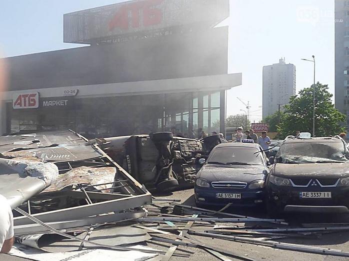 ДТП у Дніпрі: фура потрощила понад 10 авто біля супермаркету, є жертви (ФОТО, ВІДЕО)