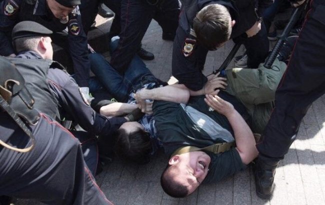 Фото: задержание Дмитрия Карасева. Twitter / polinanem