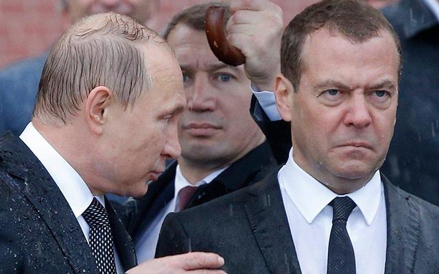 Путин и Медведев. Фото: pikabu.ru
