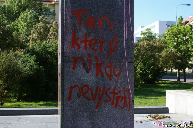 Надпись, сделанная на памятнике в ночь с 7 на 8 мая, фото - Радио Свобода