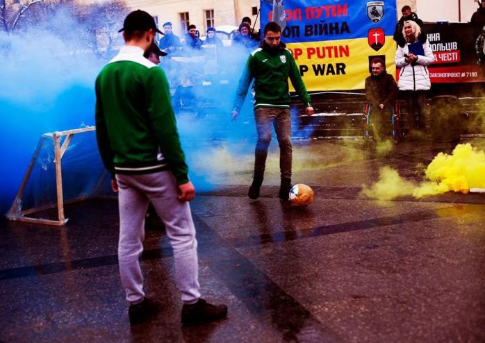 У січні вболівальники Львова влаштували бойкот ЧС-2018, зігравши м'ячем із зображенням Путіна, фото - gazeta.ua