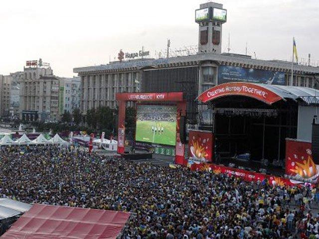 У 2012 році кияни дивилися матчі чемпіонату Європи на Хрещатику, фото - ФФУ
