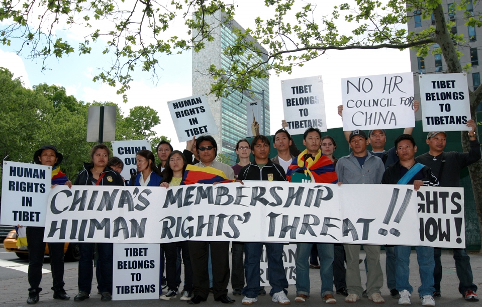 Фото: Протест у офиса ООН против политики Китая