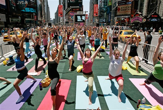 Фото: Йога на Таймс-сквер у Нью-Йорку