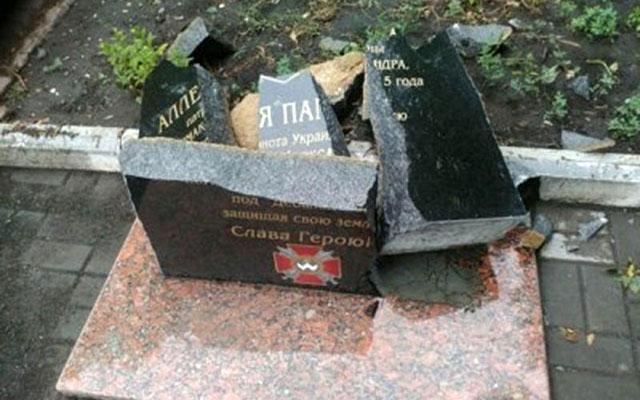 Разрушенный мемориал в Донецкой области. Фото: Нацполиция
