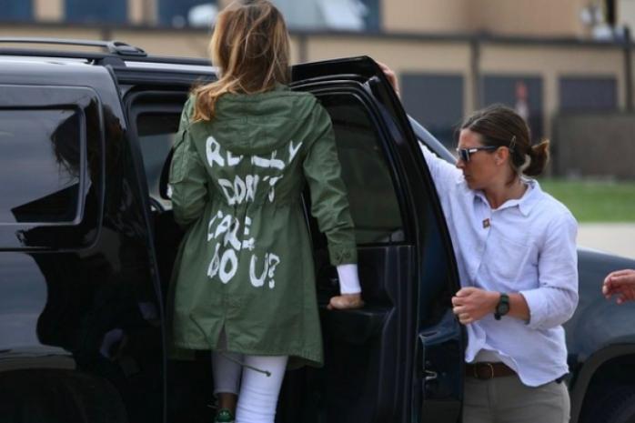 Оливково-зелена куртка Меланії Трамп спровокувала скандал у США, фото: Багнет