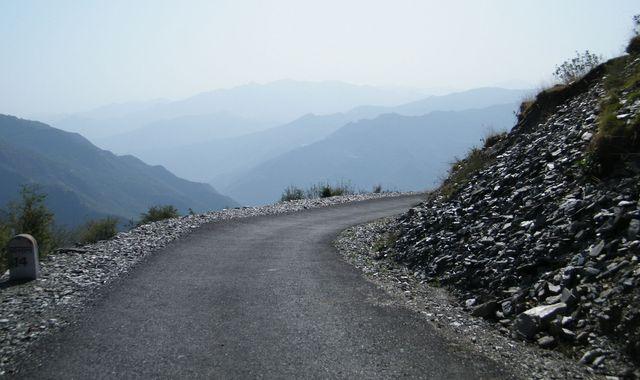 Опасная дорога в Гималаях. Фото: Radio Essex