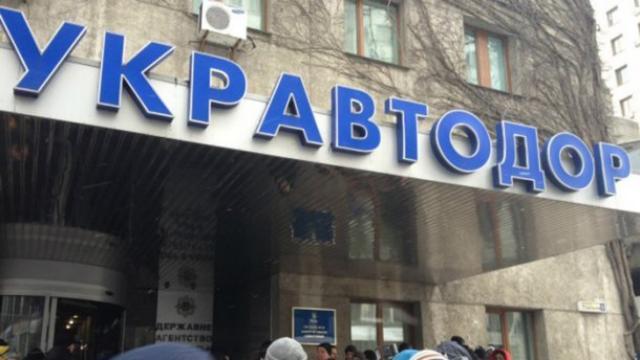 Акція, що розпочалася під стінами «Укравтодору», згодом перебралася всередину приміщення, фото: 24tv.ua