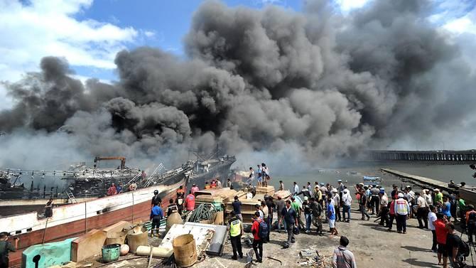 Пожар на Бали: в порту горят десятки лодок (ФОТО, ВИДЕО)