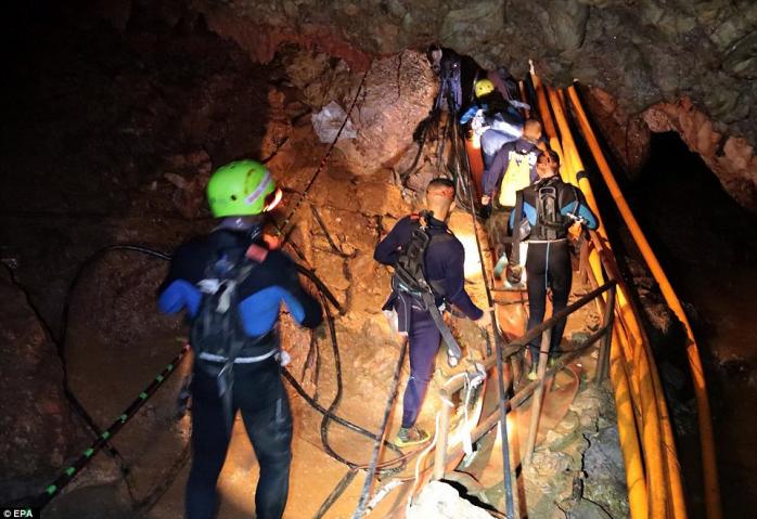 Рятувальні роботи у печері, фото: EPA