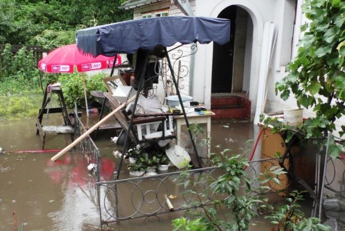 Потоп у Чернігові: після сильного дощу залиті приватні будинки, підвали та вулиці (ФОТО, ВІДЕО)