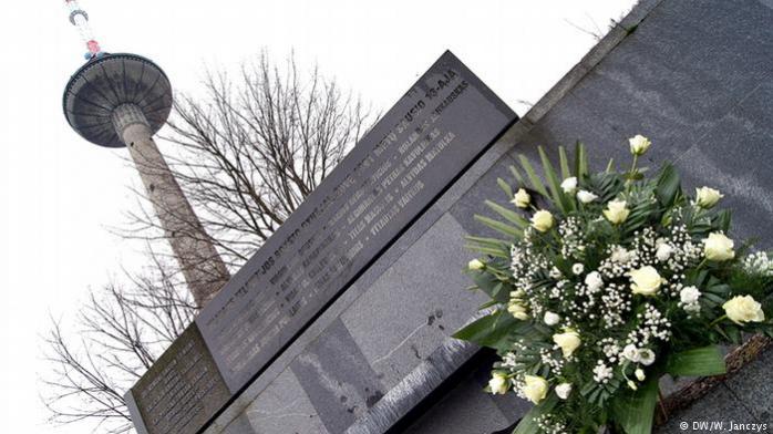 Пам'ятник загиблим під час подій 13 січня 1991 року біля телецентру в Вільнюсі, фото - DW