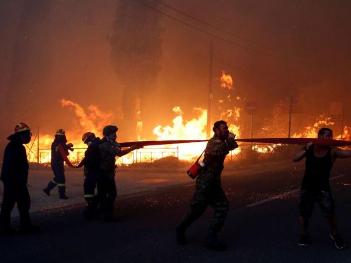 В понедельник в Греции вспыхнули масштабные лесные пожары, фото: Sky News