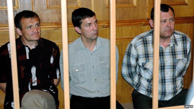 Володимир Топонар (ліворуч), Юрій Яцюк (центр) і Анатолій Третьяков під час судового засідання у справі трагедії на авіашоу