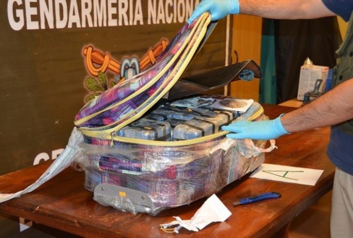Найденные в посольстве чемоданы с кокаином, фото: clarin.com