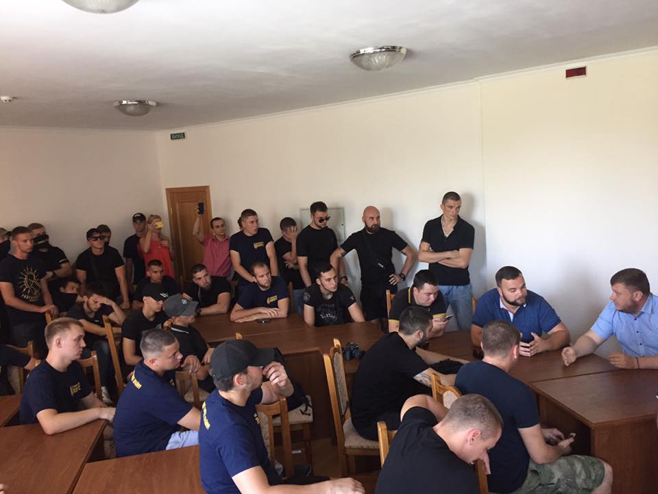 Активісти домоглися зустрічі із прокурором у Херсоні, фото - Фейсбук С. Нікітенка