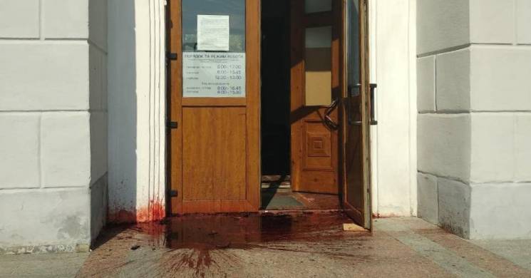 Облиті червоною фарбою двері мерії Бердянська, фото - Depo
