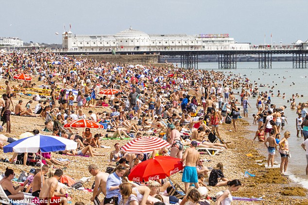 Фото: Люди заполонили пляжи Великобритании