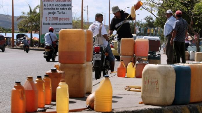 Цена литра бензина в Венесуэле составляет 1 боливар, фото: PRI.org