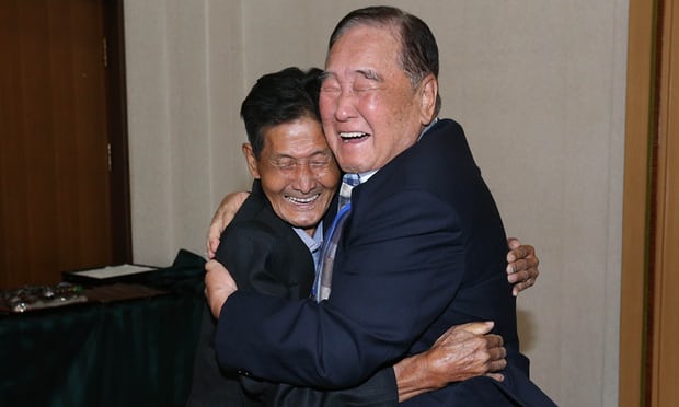 Фото: 93-летний мужчина из Южной Кореи приехал на встречу с 79-летним братом из КНДР
