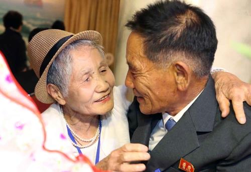 Фото: 92-летняя женщина встретила своего 71-летнего сына из КНДР