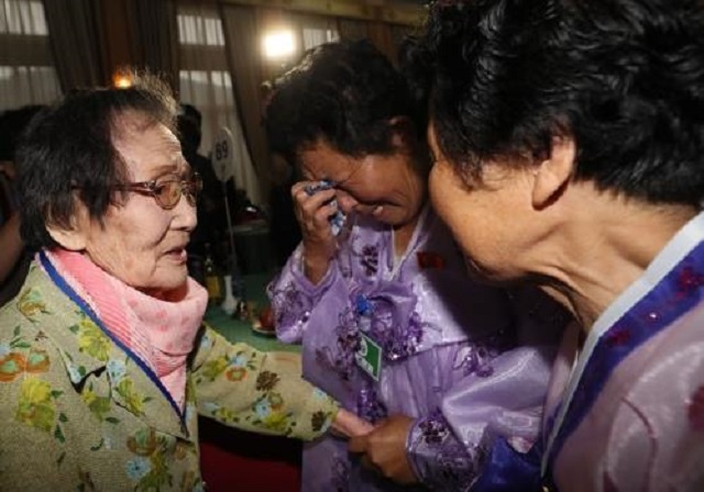 Фото: 99-річній жінці з Південної Кореї вдалося зустрітися зі своїми доньками 72 та 71-річному віку