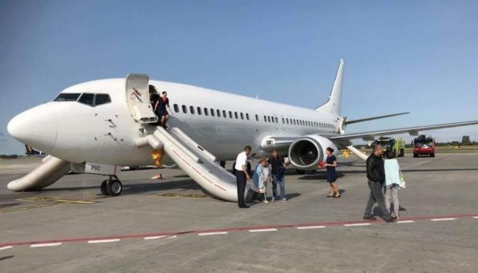 Пассажиров авиалайнера эвакуировали при помощи надувных трапов, фото: AIRLIVE