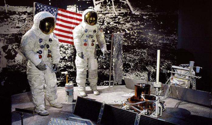 Скафандры Нила Армстронга и Базза Олдрина в Национальном музее авиации и космонавтики в Вашингтоне. Фото: Eric Long