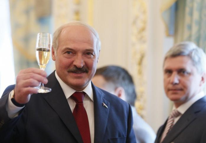 Александр Лукашенко утверждает, что почти не пьет, фото: frozen-fire.ru